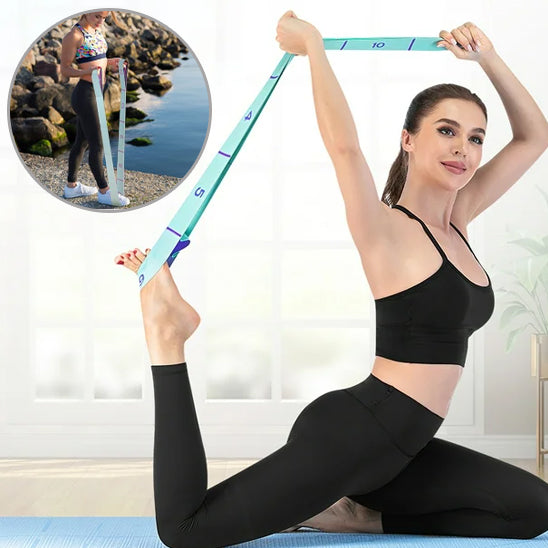 Femme assit lâĂ©lastique dans un pied et lâautre dans la main