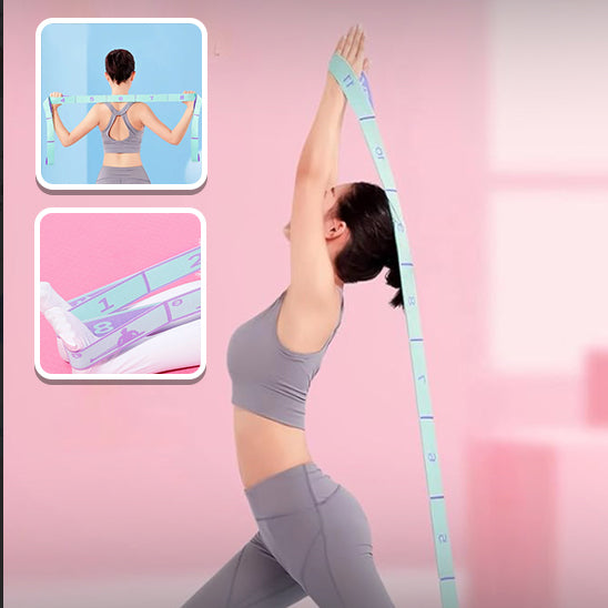 Femme debout avec un elastique dans le pied et autre dans la main