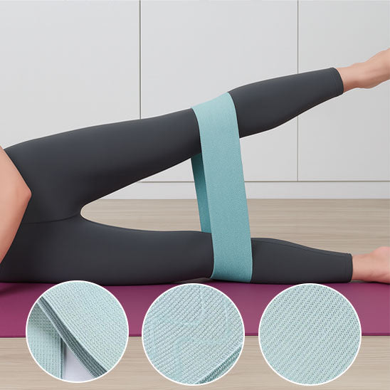 Femme étire jambe avec un elastique musculation