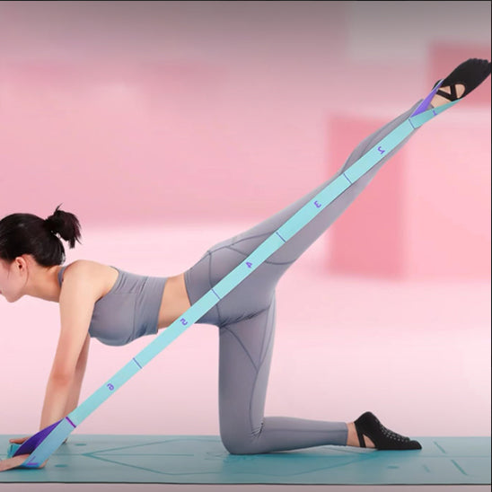 Femme a genou en étirement de autre jambes