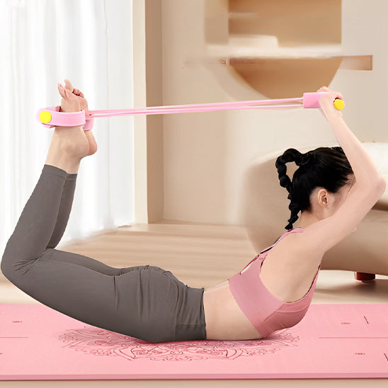 Femme sur le ventre étirement abdominaux en basculant