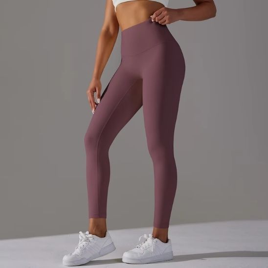 femme sur le cote nous montre ces leggings mauve