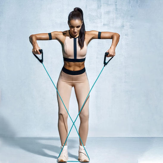 femme debout sur son elastique et etire avec ces bras