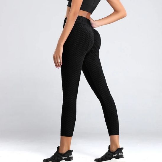 femme debout nous montre ces leggings noir