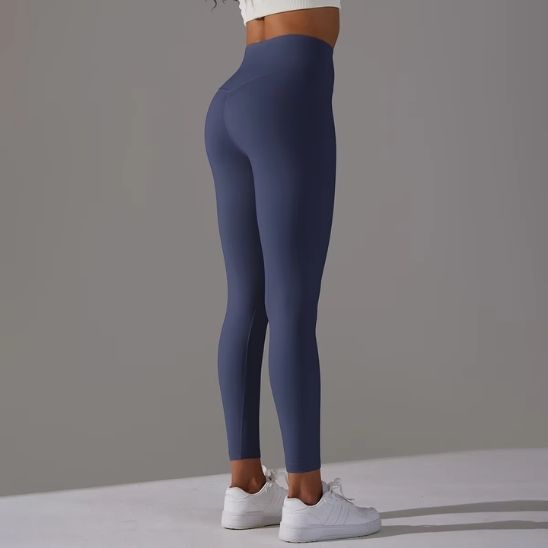 femme dos nous montre ces leggings bleu