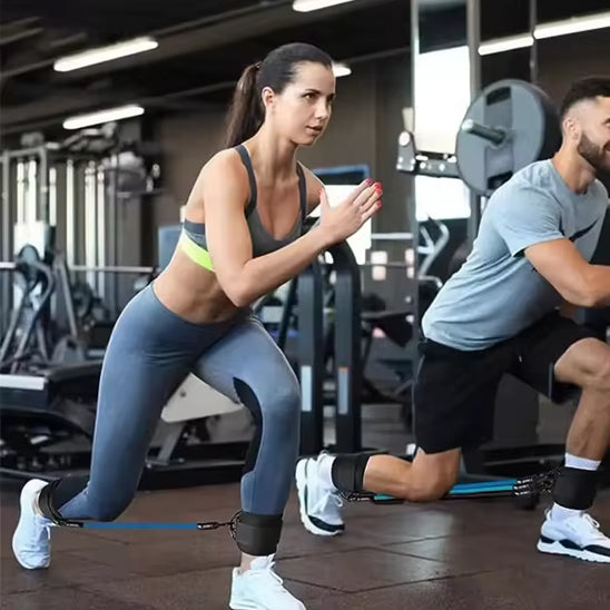 femme etire les cuisse avec un elastique au cheville