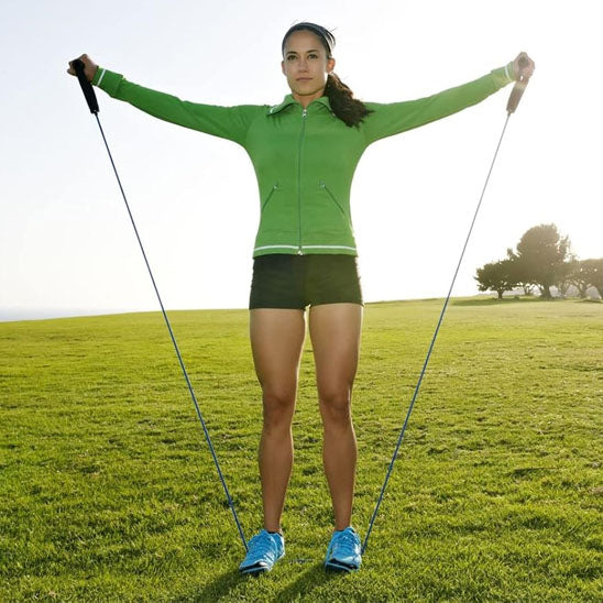 femme a exterieur fait des etirement