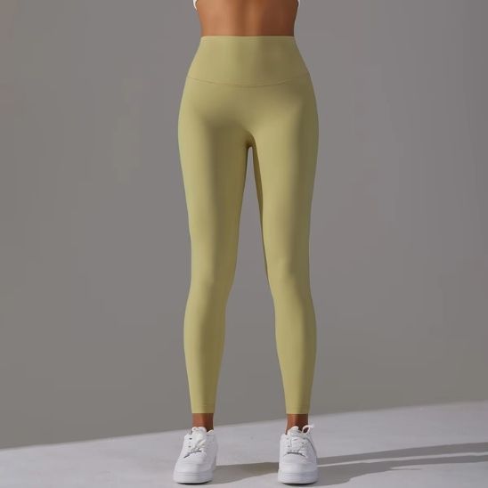 femme nous montre la couleur du leggings jaune