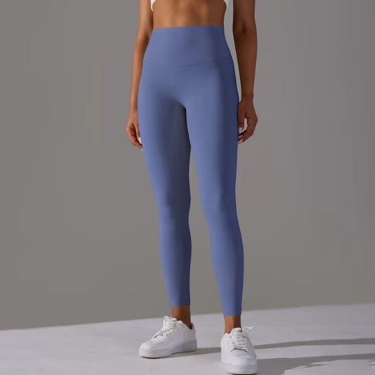 femme nous montre la couleur du pantalon bleu