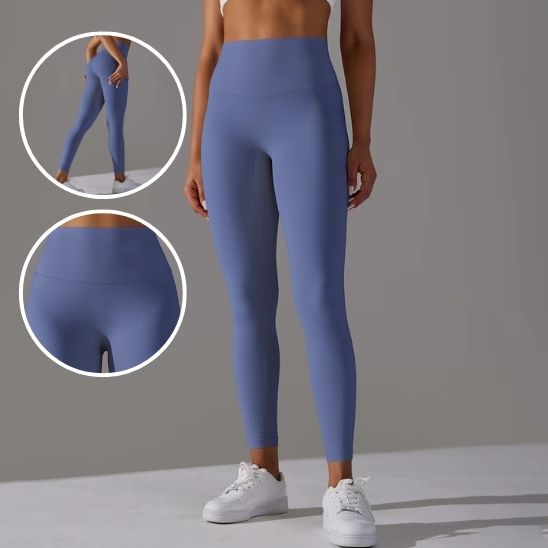 femme nous montre  le leggings bleu