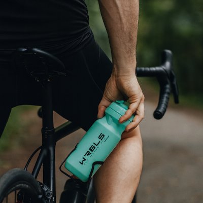 gourde bleu mit dans un support a bouteille