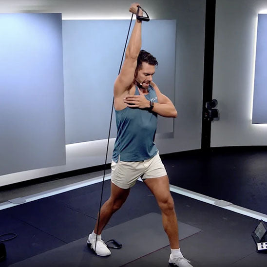 homme elastique a ces pied etire avec ces main