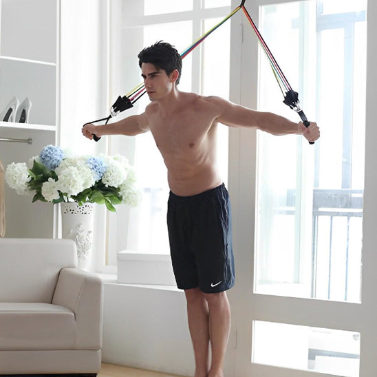 homme fait des abdominaux avec des elastque