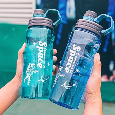 montre deux gourde de sport un bleuet autre verte