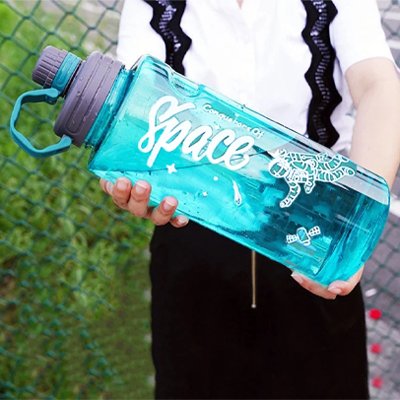 enfant porte une gourde bleu