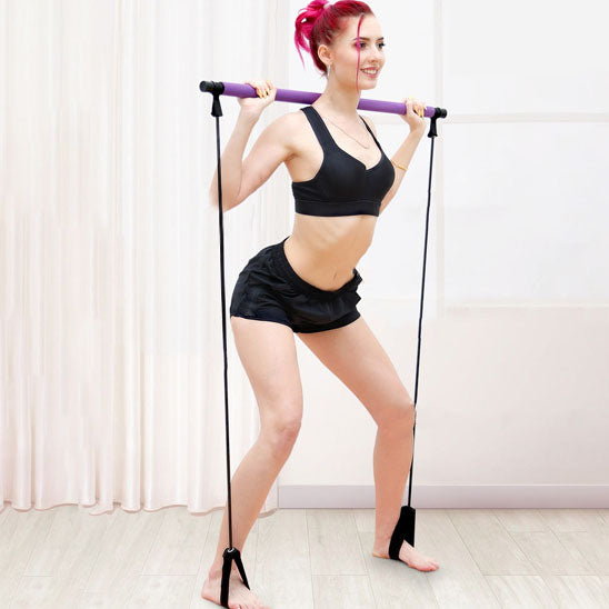 femme debout élastique au pied fait des squat