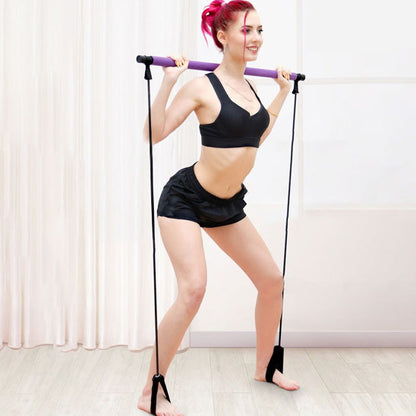 femme debout élastique au pied fait des squat