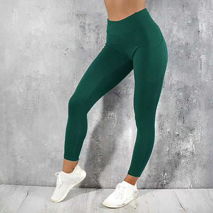 femme debout une jambe sur le bout des pied nous montre ces leggings vert