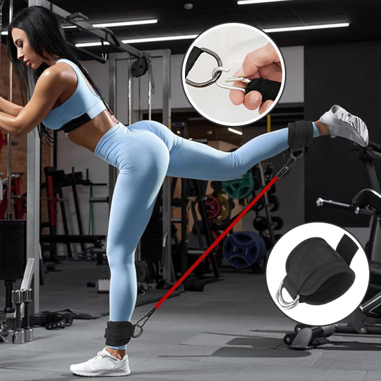 femme debout montre commment attache elastique au jambe 