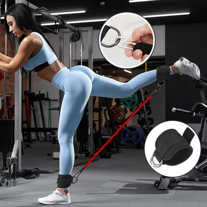 femme debout montre commment attache elastique au jambe 