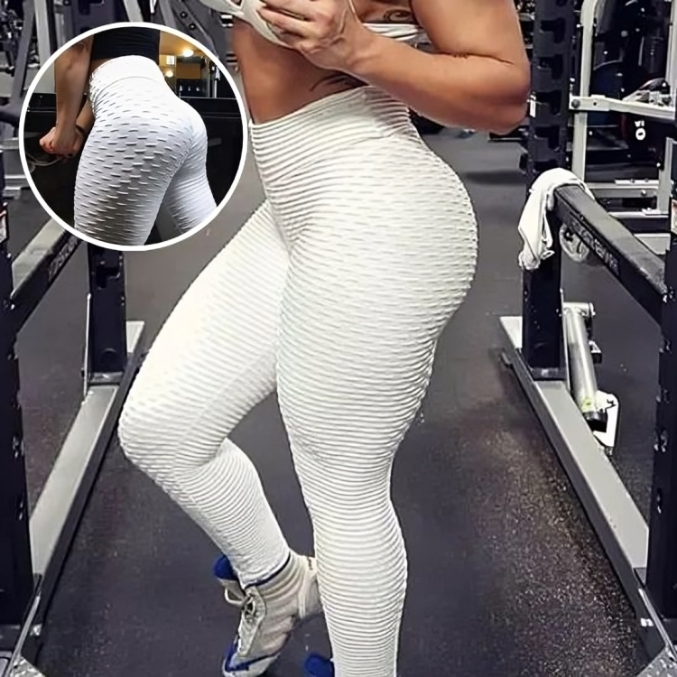 femme debout nous montre les leggings beige