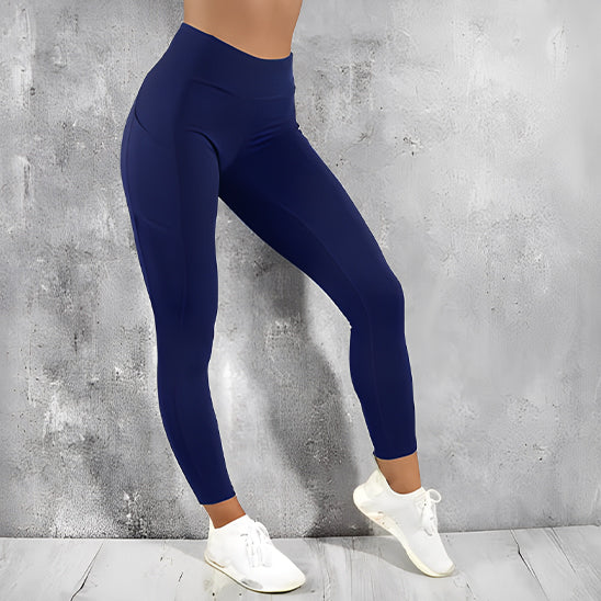 femme debout montre ces leggings bleu
