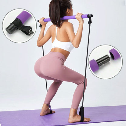 femme dos a nous et nous montre comme assembler l équipement 