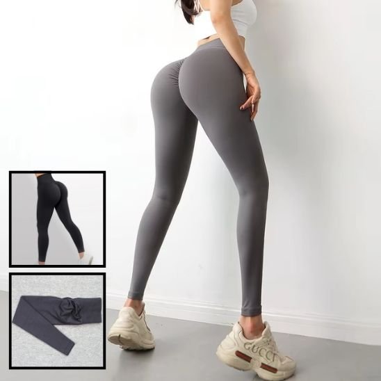 femme dos a nous montre la courbe du pantalon gris 