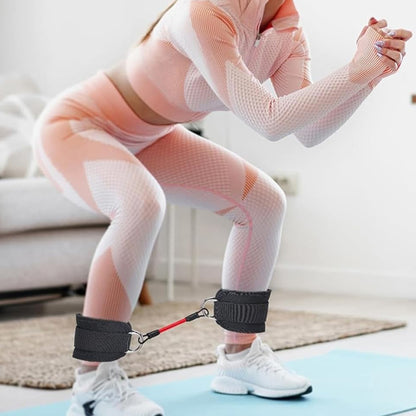 femme fait des squat avec un elastique a cheville 