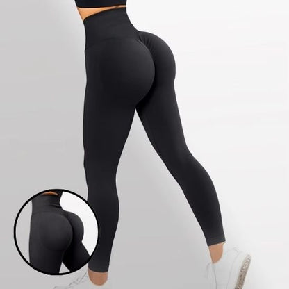 femme nous montre les leggings noire