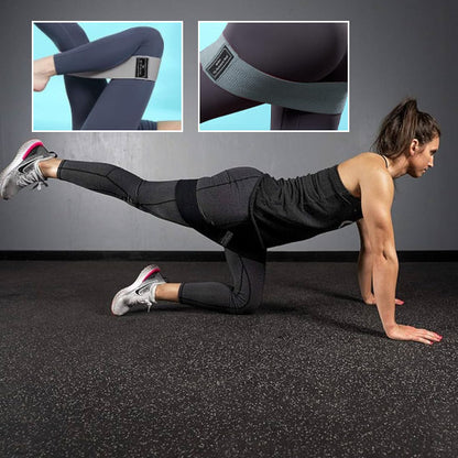 femme a quatre patte avec un élastique au cuisse 