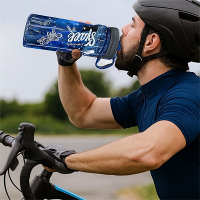 homme qui bois dans une gourde sport