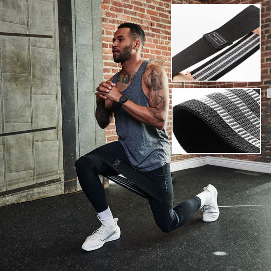 homme avec un élastique au cuisse et se met a genoux 