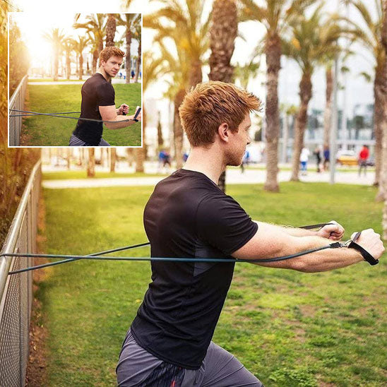 homme a exterieure elastique attache a une cloture et fait des etirement