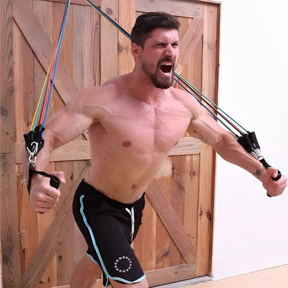 homme fait des exercice de force d'elastique musculation 