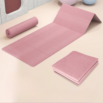 tapis mauve sur le sol et un autre plier