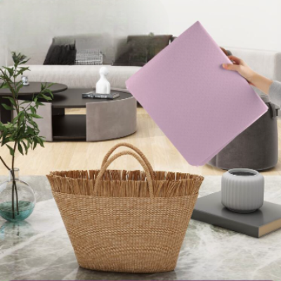 tapis rose plié et met dans un sac