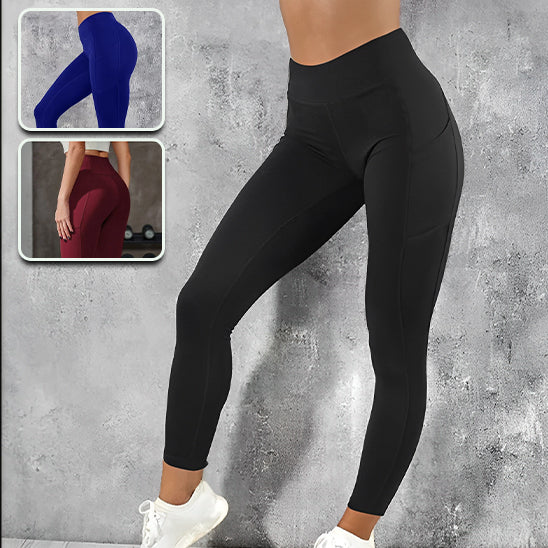 trois femme sur le cote montre les couleur noir bleu et rouge